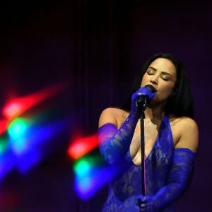 Demi Lovato já declarou acreditar em extraterrestres, defendeu uma teoria sobre sereias alienígenas e posteriormente investigou relatos de OVNIs na série Unidentified with Demi Lovato