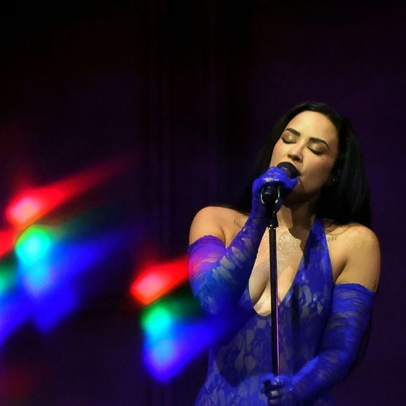 Demi Lovato já declarou acreditar em extraterrestres, defendeu uma teoria sobre sereias alienígenas e posteriormente investigou relatos de OVNIs na série Unidentified with Demi Lovato