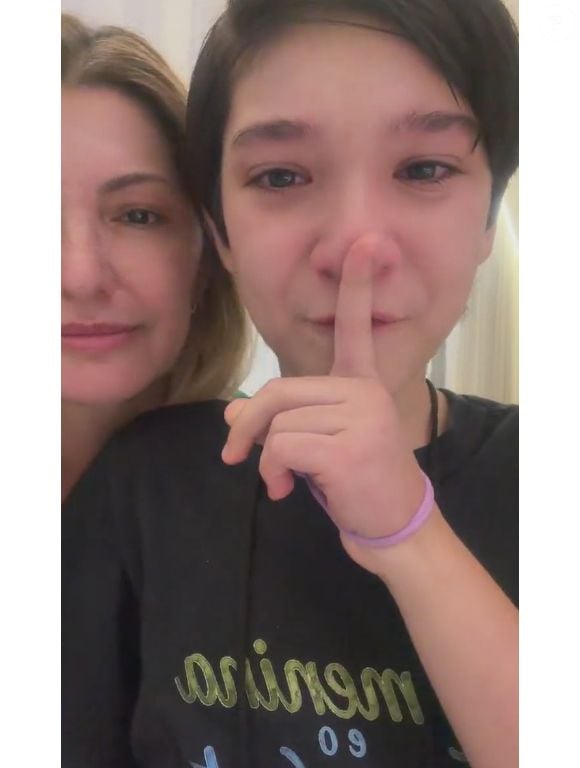 Eleições 2026: filho de Antonia Fontenelle foi confortado pela mãe, que repreendeu fala dele de 'pegar um por um'. 'Errado'