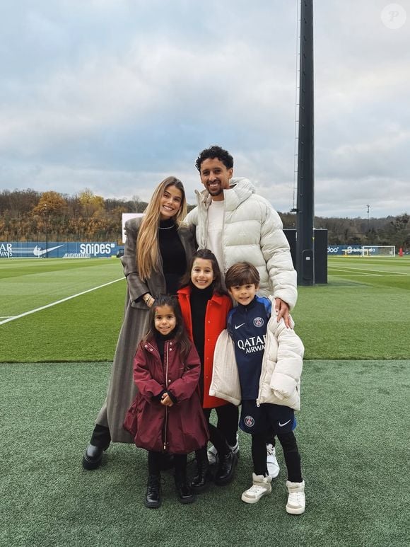 Carol Cabrino e Marquinhos vivem uma rotina intensa fora dos gramados: juntos há mais de 10 anos, o casal construiu uma família numerosa com os filhos Maria Eduarda, Enrico, Martina e o caçula Filippo
