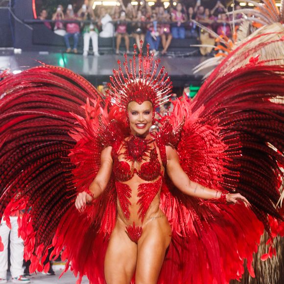 Costeiro de Virginia Fonseca pesava 12 kg e foi retirado no meio do desfile