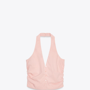 Colete rosa bebê na Zara: esse top moderno tem decote V e as costas nuas, com detalhes franzidos na lateral. Na frente, tem fecho com botões.