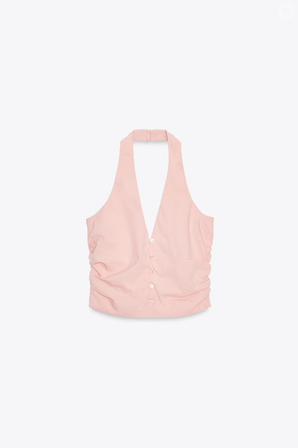 Colete rosa bebê na Zara: esse top moderno tem decote V e as costas nuas, com detalhes franzidos na lateral. Na frente, tem fecho com botões.