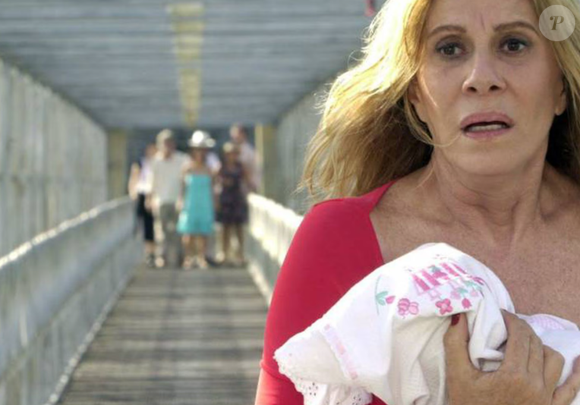 No final de Senhora do Destino, Nazaré (Renata Sorrah) entrega o filho de Isabel (Carolina Dieckmann)