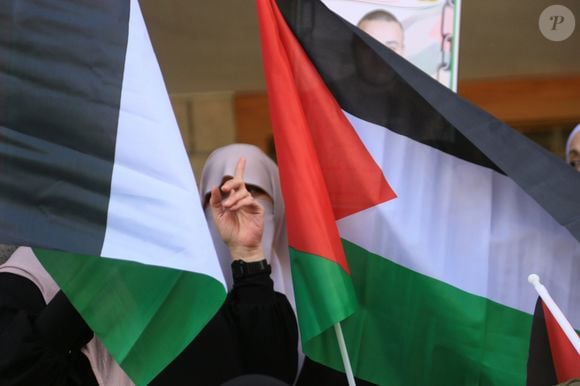 A classificação do Palestine Action como organização terrorista pelas autoridades britânicas, em 2025, está no centro da controvérsia envolvendo os livros de Sally Rooney. Segundo a Rolling Stone Brasil, a medida foi adotada após episódios de vandalismo em uma base da força aérea e prevê punições de até 14 anos de prisão para determinadas formas de apoio ao grupo