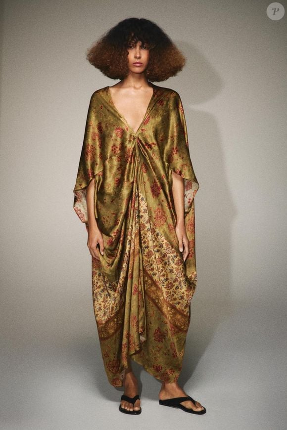 Feito em seda 100%, o vestido multicolorido com mangas amplas evoca a fluidez e o requinte dos tradicionais quimonos japoneses. Disponível por R$ 1.799