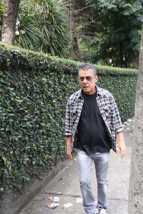 Chico Buarque está com 82 anos e enfrenta um momento delicado ao receber uma ameaça de morte polêmica