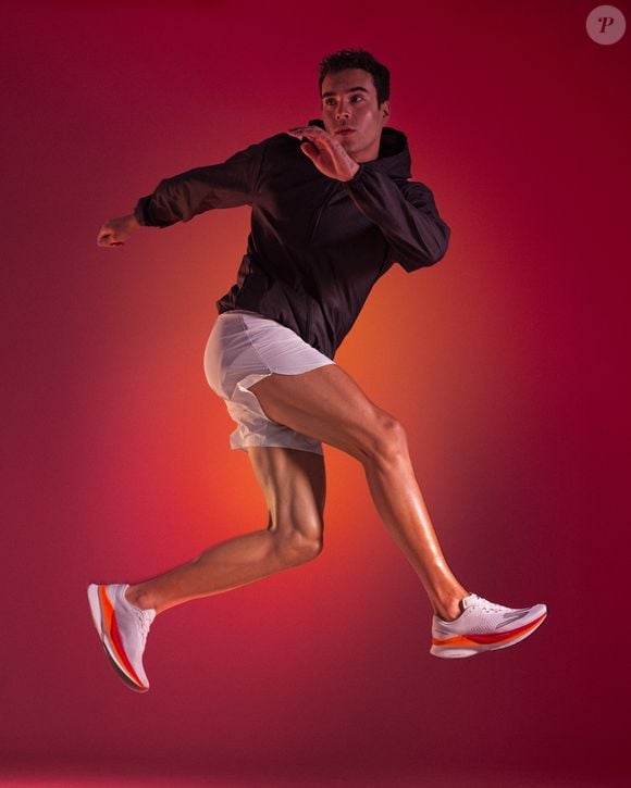O visual esportivo sofisticado ganhou força nas últimas temporadas e o Skechers Aero Razor reforça a tendência ao unir design moderno, conforto extremo e tecnologias desenvolvidas para treinos de diferentes intensidades