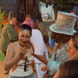 Simaria Mendes e sua irmã, Simone, foram vistas no evento 'Circo do Tiru'. Simaria recebeu um recado para lá de poderoso e emocionante do humorista Tirullipa, enquanto estava nos bastidores da atração.