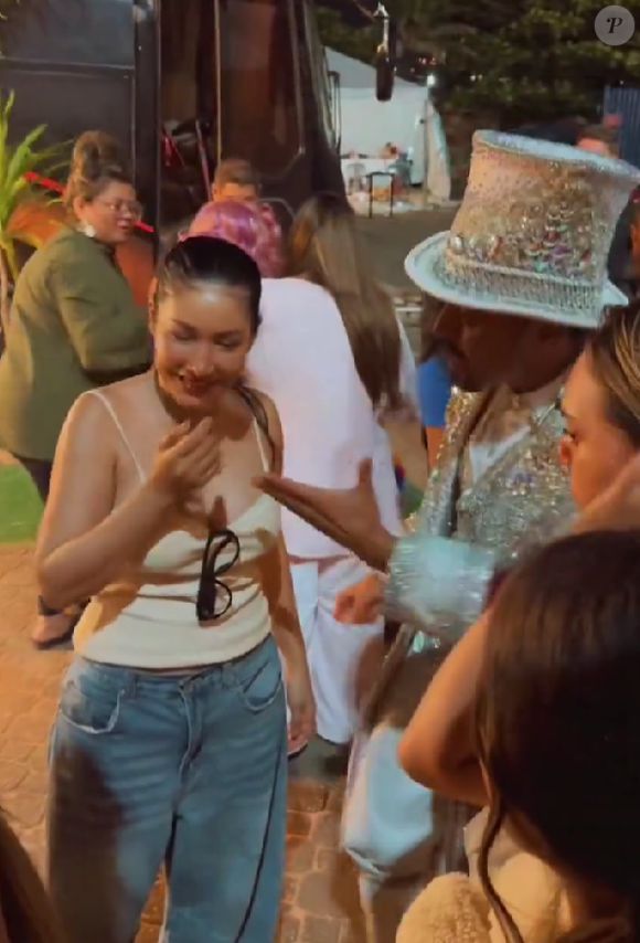 Simaria Mendes e sua irmã, Simone, foram vistas no evento 'Circo do Tiru'. Simaria recebeu um recado para lá de poderoso e emocionante do humorista Tirullipa, enquanto estava nos bastidores da atração.