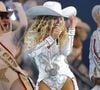 Eita! Beyoncé irrita fãs da NFL com gesto proibido em show de intervalo; entenda