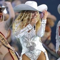 Eita! Beyoncé irrita fãs da NFL com gesto proibido em show de intervalo; entenda