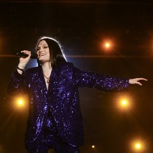 "Algumas pessoas tomam remédios, sabe. Algumas meditam, mas isso [cantar] é o que mais me cura", disse Jessie J