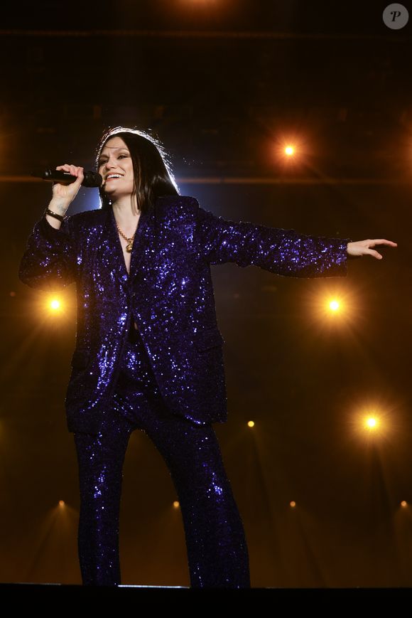 "Algumas pessoas tomam remédios, sabe. Algumas meditam, mas isso [cantar] é o que mais me cura", disse Jessie J