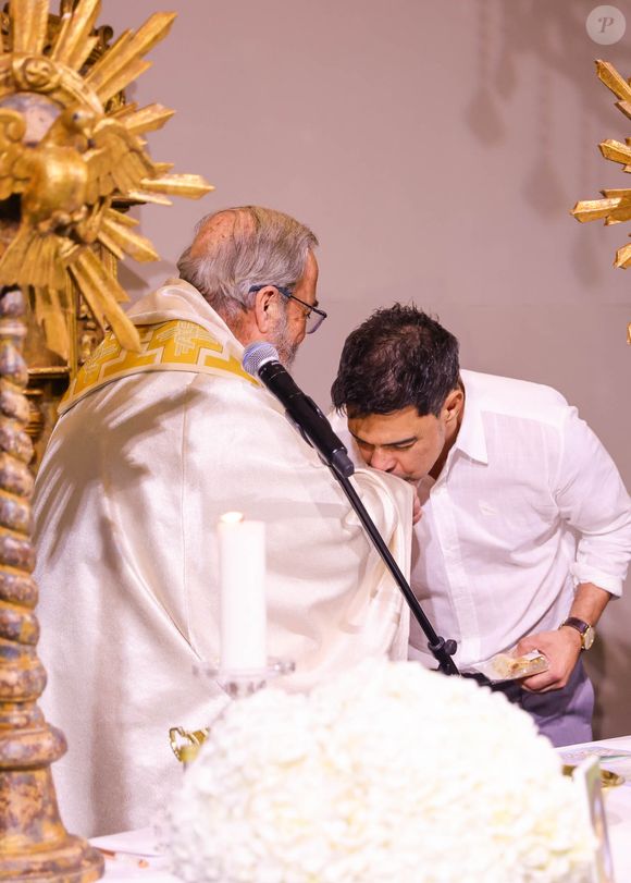 Batizado da filha de Zezé Di Camargo e Graciele Lacerda foi celebrado pelo padre Antonio Maria