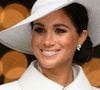 Meghan Markle optou por uma maquiagem leve que valorizou suas sardas em compromisso real na Inglaterra pelo Jubileu de Prata da Rainha Elizabeth II