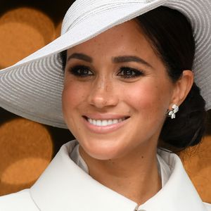 Meghan Markle optou por uma maquiagem leve que valorizou suas sardas em compromisso real na Inglaterra pelo Jubileu de Prata da Rainha Elizabeth II