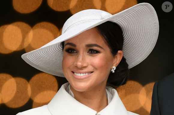 Meghan Markle optou por uma maquiagem leve que valorizou suas sardas em compromisso real na Inglaterra pelo Jubileu de Prata da Rainha Elizabeth II