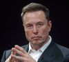 Elon Musk fez um gesto pouco convencional, estendendo o braço com a mão aberta diante do público presente