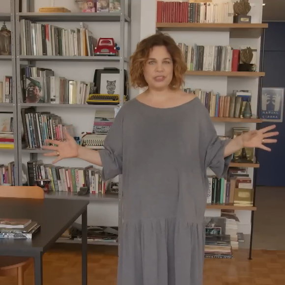 Herança cultural e emoção! A atriz Isabel Teixeira, que vive a vilã Pilar em 'Quem Ama Cuida', surpreendeu ao abrir as portas de seu apartamento em São Paulo e revelar um verdadeiro acervo afetivo da família, incluindo um piano raríssimo e livros autografados por Guimarães Rosa
