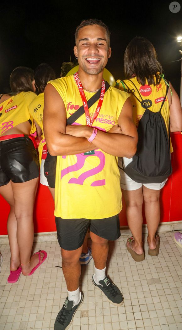 Carnaval de Salvador: Lucas Leto esbanjou beleza com uma combinação de abadá e short preto no Camarote 2222