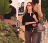 Isabelle Drummond uniu conforto, moda e muito luxo durante um passeio pelo Rio de Janeiro. A atriz surgiu com uma bolsa Dior avaliada em quase R$ 20 mil, usada para transportar seu cachorro Moysés, e atraiu olhares por onde passou