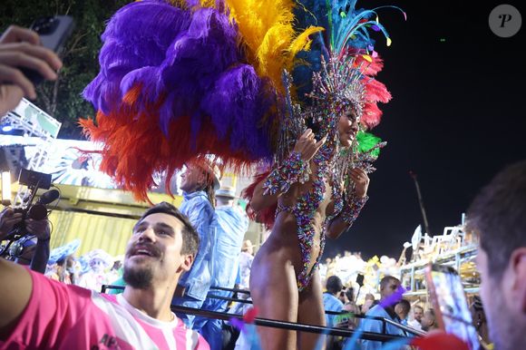 Sabrina Sato desfilou pela Vila Isabel no Grupo Especial do Rio e foi surpreendida por uma declaração de amor de Nicolas Prattes ao vivo