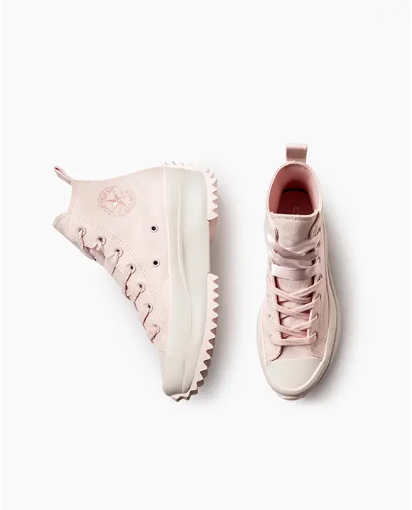Delicado na cor, impactante no design: o novo Converse rosa transforma até os looks mais básicos em produções cheias de estilo