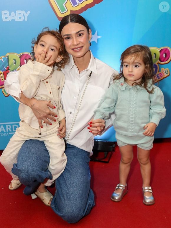 Thaila Ayala, mulher de Renato Góes, foi com os filhos, Tereza e Francisco, a lançamento da série 'Dindo Léo Pra Dedéu'