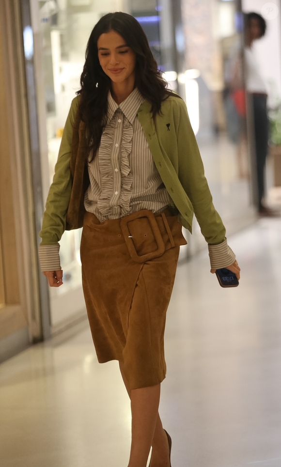 Saia midi de camurça e tricô francês compõem look de quase R$ 17 mil usado por Bruna Marquezine