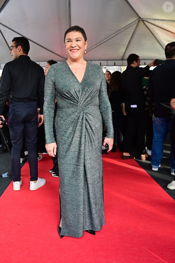 Ester Rocha escolheu um vestido cinza com amarração drapeada central no umbigo como look para a 55ª edição do Troféu Imprensa no SBT