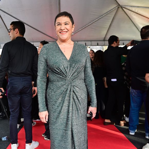 Ester Rocha escolheu um vestido cinza com amarração drapeada central no umbigo como look para a 55ª edição do Troféu Imprensa no SBT