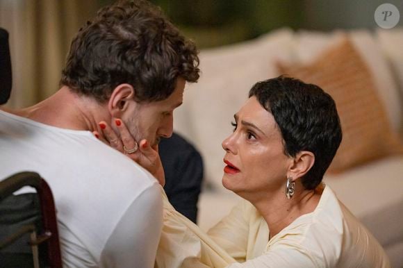 Celina (Malu Galli) fica estarrecida ao ver Leonardo (Guilherme Magon