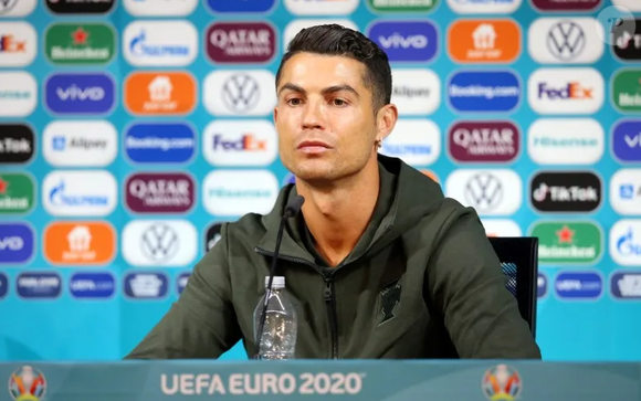 Gafe de CR7 escondendo Coca-Cola virou polêmica no Twitter