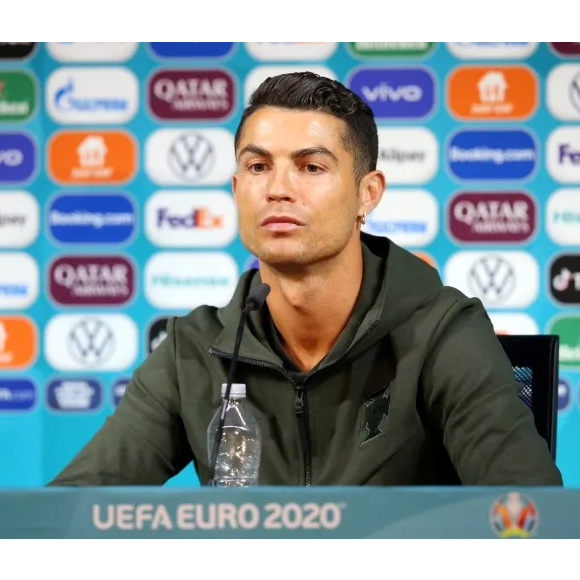 Gafe de CR7 escondendo Coca-Cola virou polêmica no Twitter
