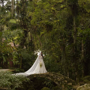 O vestido de Isabella Arantes valorizou a renda do início ao fim e ganhou destaque pela cauda longa e pela mantilha delicada