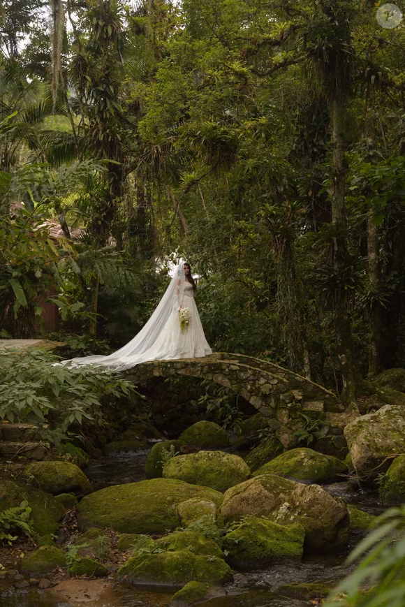 O vestido de Isabella Arantes valorizou a renda do início ao fim e ganhou destaque pela cauda longa e pela mantilha delicada