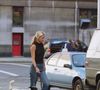 Minimalismo chic: sandália de dedo com salto bloco relembra um dos visuais mais icônicos de Carolyn Bessette-Kennedy