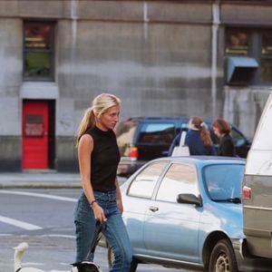 Minimalismo chic: sandália de dedo com salto bloco relembra um dos visuais mais icônicos de Carolyn Bessette-Kennedy