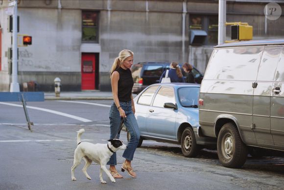 Minimalismo chic: sandália de dedo com salto bloco relembra um dos visuais mais icônicos de Carolyn Bessette-Kennedy