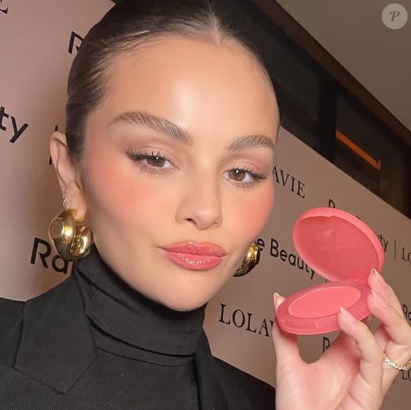 Blush em rosto formato de coração: funciona melhor quando aplicado em movimento curvo, em forma de “C”, partindo das maçãs do rosto até as têmporas