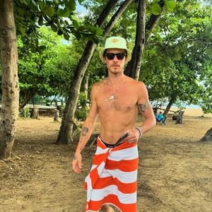 Flagra discreto em Alagoas: Shawn Mendes é visto correndo sozinho na Praia do Marceneiro, reforçando o clima reservado da viagem com Bruna Marquezine
