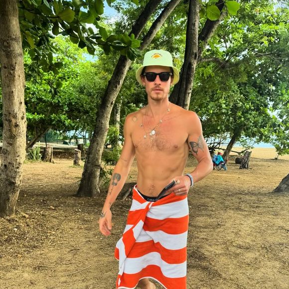 Flagra discreto em Alagoas: Shawn Mendes é visto correndo sozinho na Praia do Marceneiro, reforçando o clima reservado da viagem com Bruna Marquezine