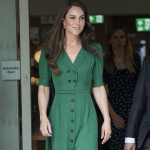 Kate Middleton também já mostrou que é fã de conforto, então não esqueça de combinar o seu look verde à um sapato nesse estilo. A maquiagem também merece destaque.