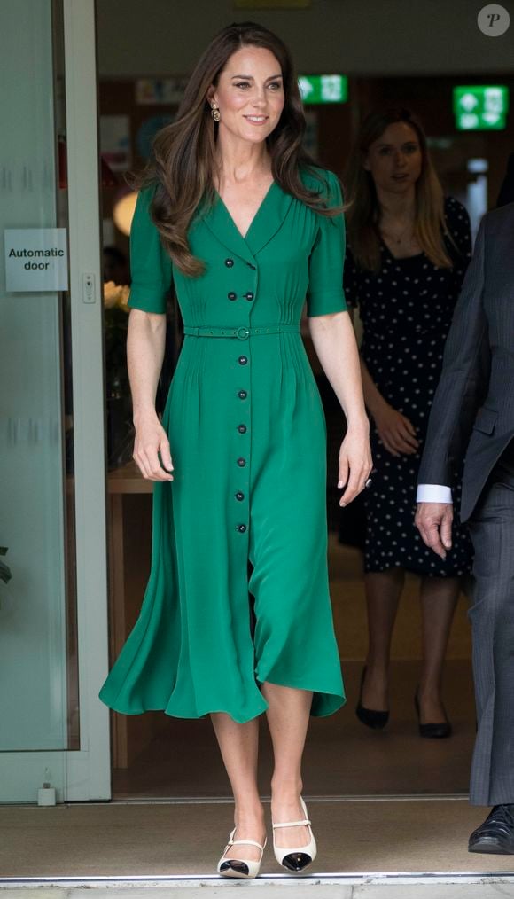 Kate Middleton também já mostrou que é fã de conforto, então não esqueça de combinar o seu look verde à um sapato nesse estilo. A maquiagem também merece destaque.