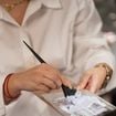 Os cabeleireiros profissionais concordam: a partir dos 60 anos, essa é a técnica ideal para disfarçar os cabelos grisalhos com elegância