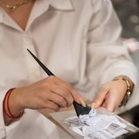 Os cabeleireiros profissionais concordam: a partir dos 60 anos, essa é a técnica ideal para disfarçar os cabelos grisalhos com elegância