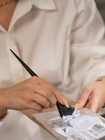 Os cabeleireiros profissionais concordam: a partir dos 60 anos, essa é a técnica ideal para disfarçar os cabelos grisalhos com elegância