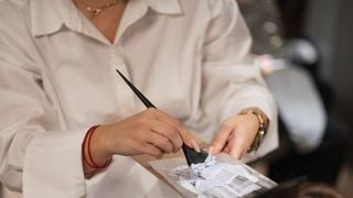 Os cabeleireiros profissionais concordam: a partir dos 60 anos, essa é a técnica ideal para disfarçar os cabelos grisalhos com elegância
