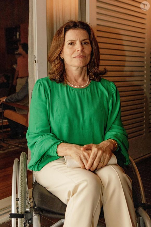 Debora Bloch vive a mãe do personagem Teo (Jaffar Bambirra), uma cadeirante que não percebe as maldades do filho